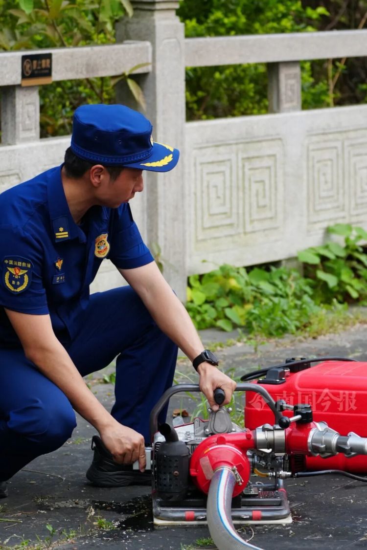 柳宗元雕像右耳内惊现马蜂窝，柳州消防来了个“高空采耳”