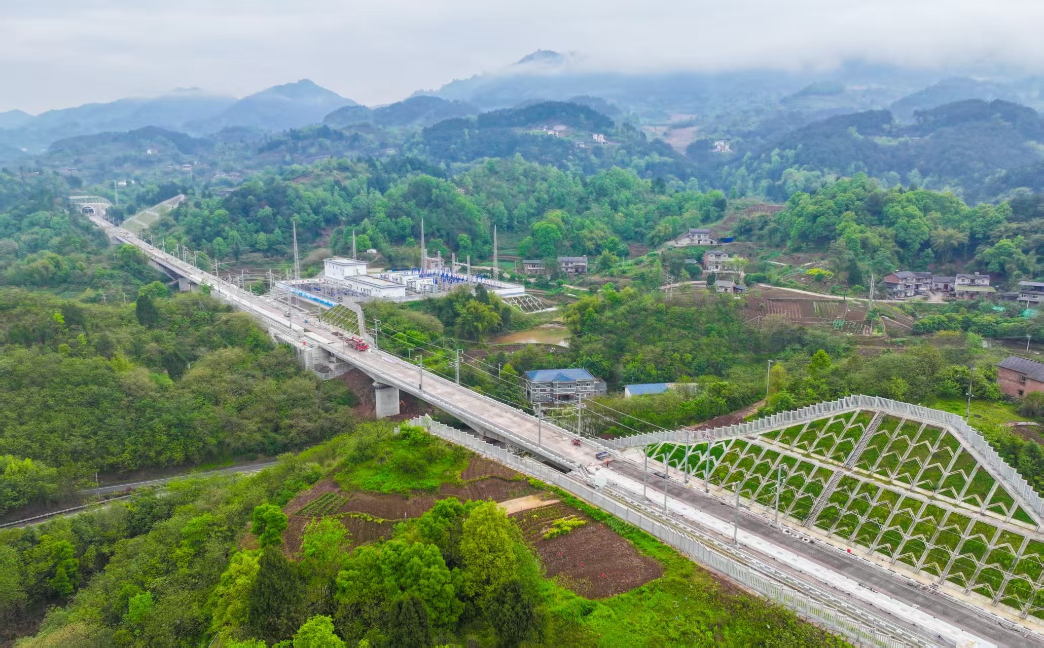 新渝万高铁正线56座隧道全部贯通