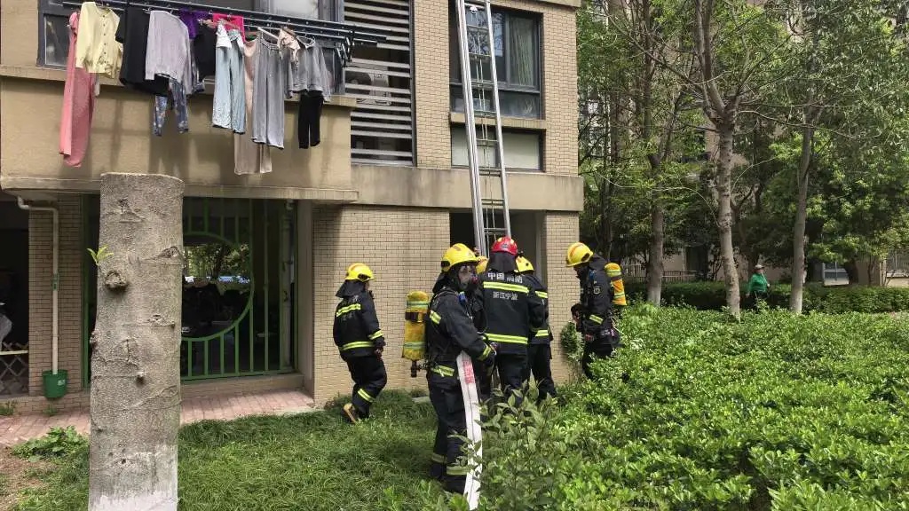 浙江男子炖肉时回房睡着，厨房烟雾弥漫！醒来后懵了：身边都是消防员……