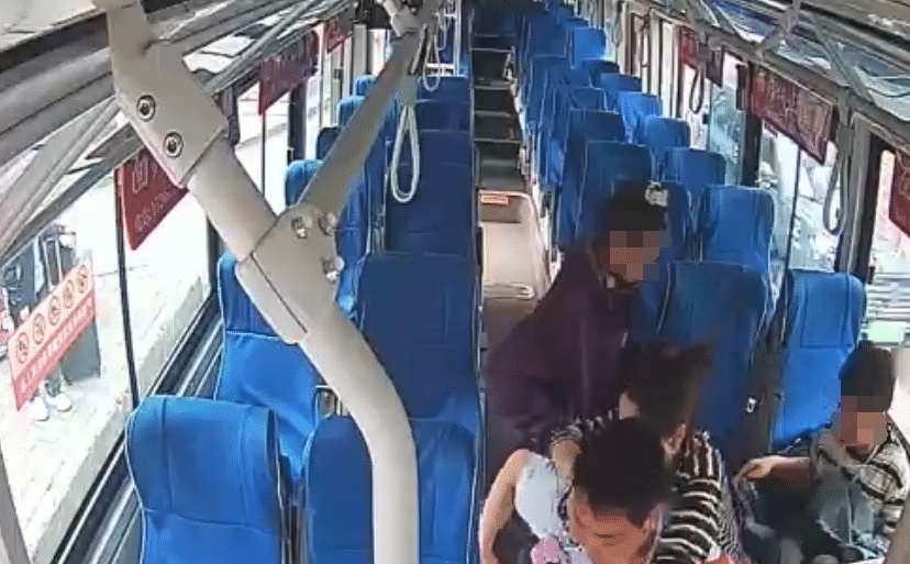 “叔叔，我妈妈有点不舒服！” 面对初中生求助，重庆这位公交司机果断开车到医院