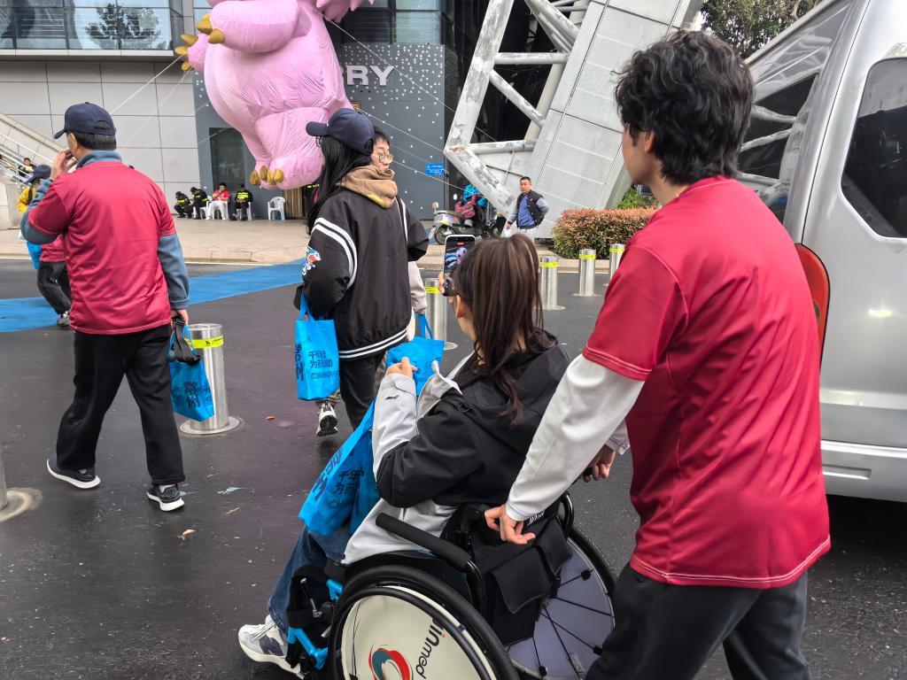 “苏超”揭幕战，“超燃”中涌动一股暖流