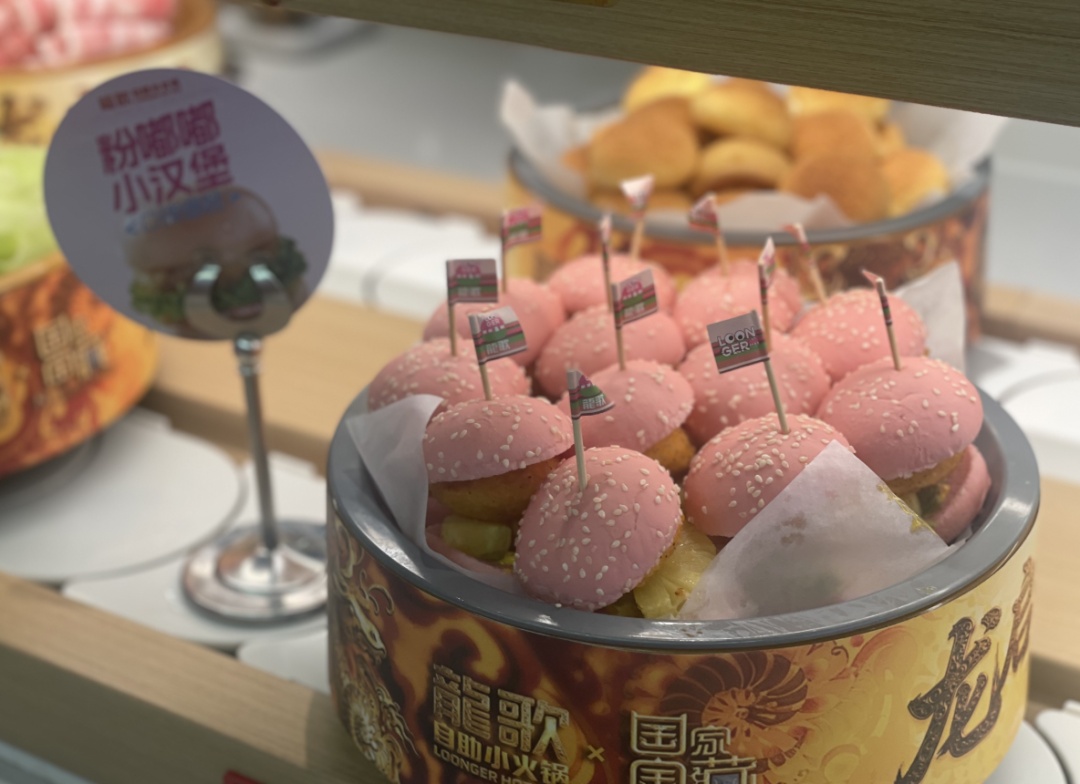 排队100多桌！武汉多个商圈出现，老板很听劝，直播教“怎样吃回本”