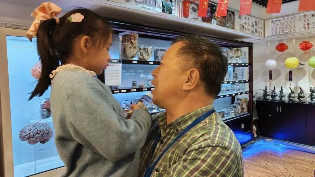 事发上海！吓哭！7岁女孩春假“闯祸”摔坏标本，结果……