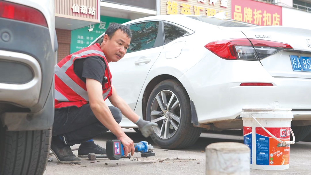 为这座城市弯下腰，三年默默清路障……南宁“拔钉哥”火了！