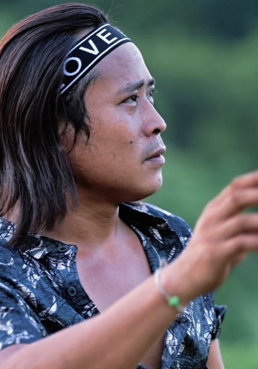 飘逸的头发随着鼓点起伏！麻阳“伍佰”将参加龙超：本身皮肤黑，平时卖猪肉