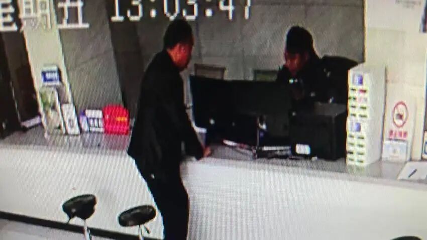 点击“课程”链接，手机黑屏被锁，4万余元被远程转走