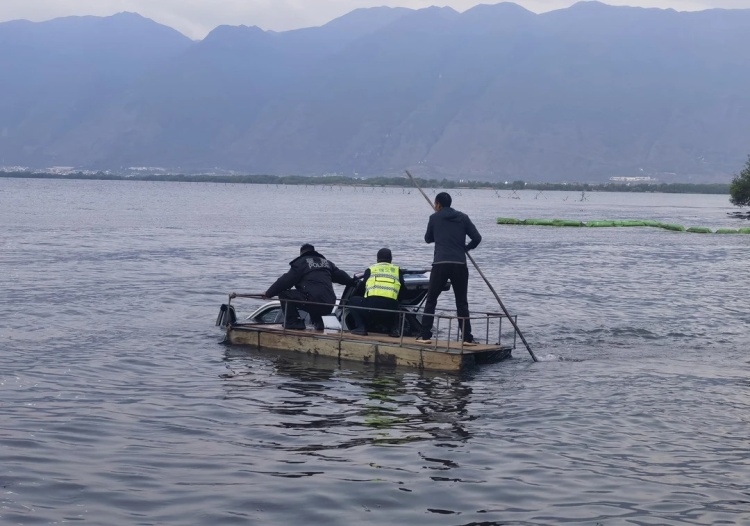 云南大理一车辆不慎坠入洱海，警方：司机已获救