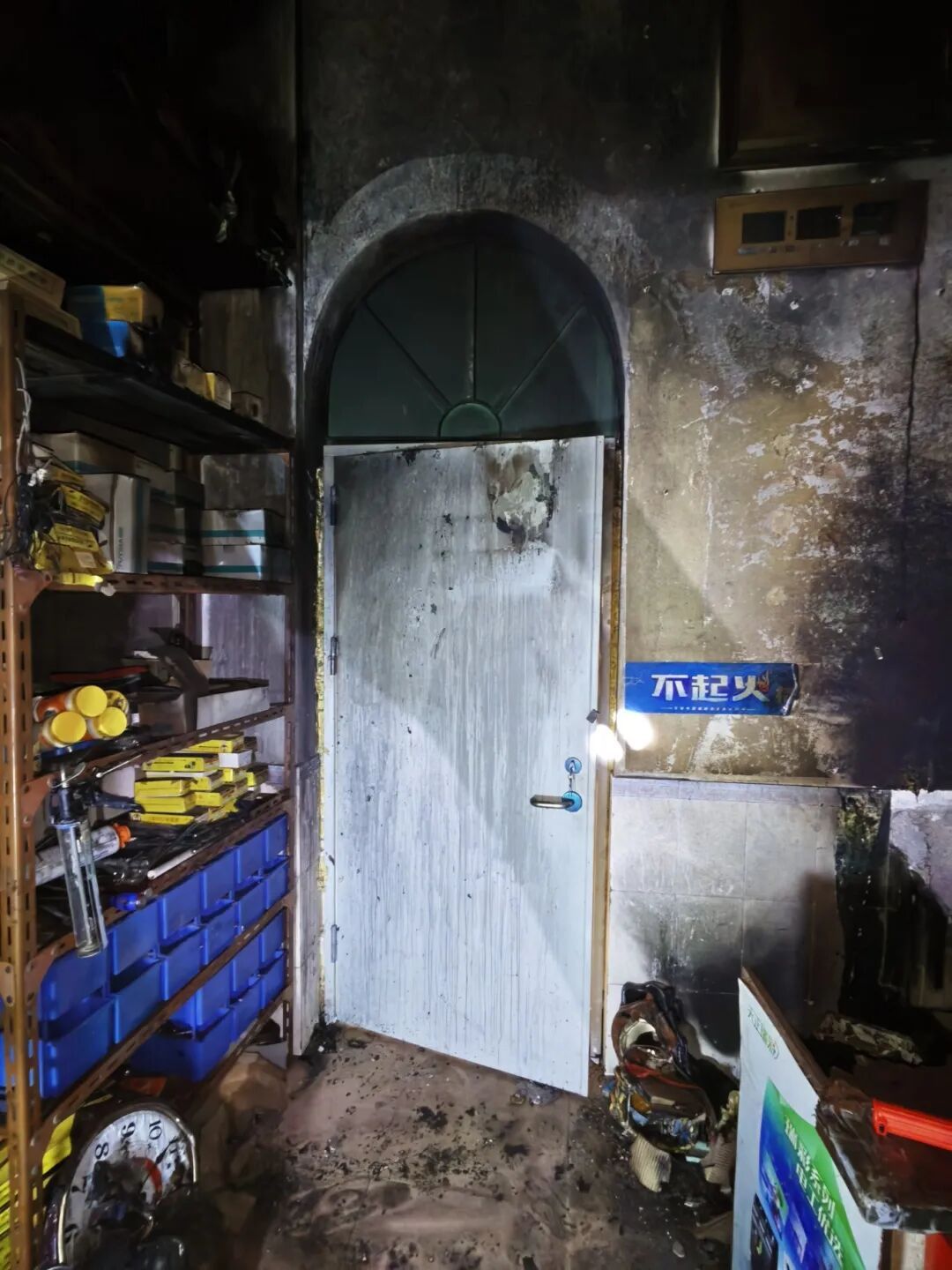 睡得正香，警报突然响了……