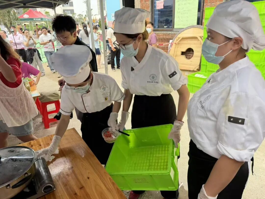 一群大学生，“扛”下莫氏鸡煲周末客流高峰