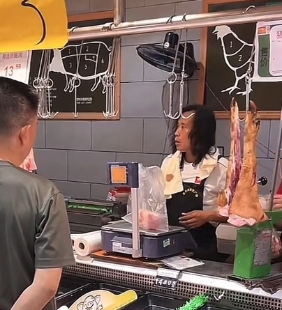 飘逸的头发随着鼓点起伏！麻阳“伍佰”将参加龙超：本身皮肤黑，平时卖猪肉