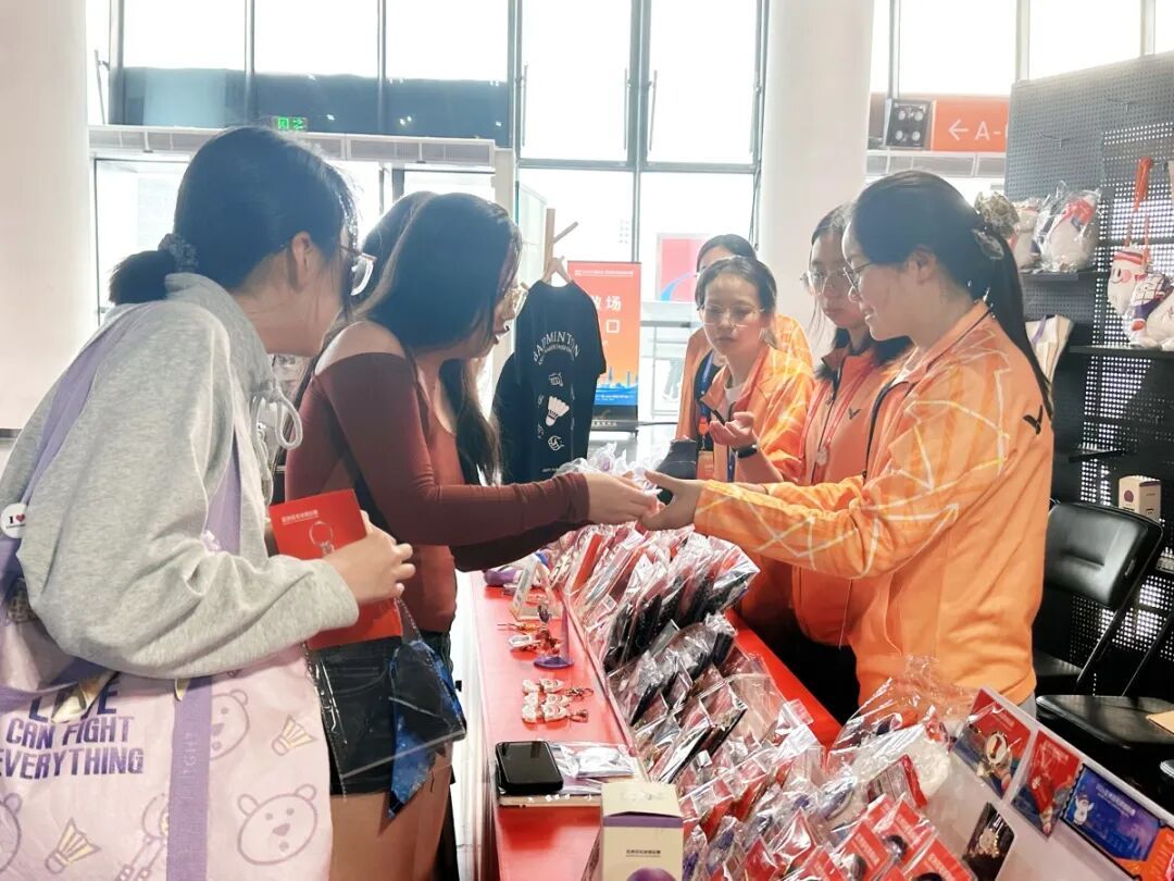 冰箱贴、挂件盲盒卖爆了！羽球亚锦赛带火“赛事+”消费