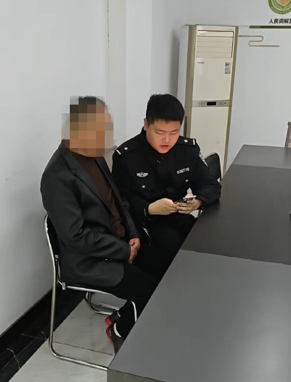 点击“课程”链接，手机黑屏被锁，4万余元被远程转走