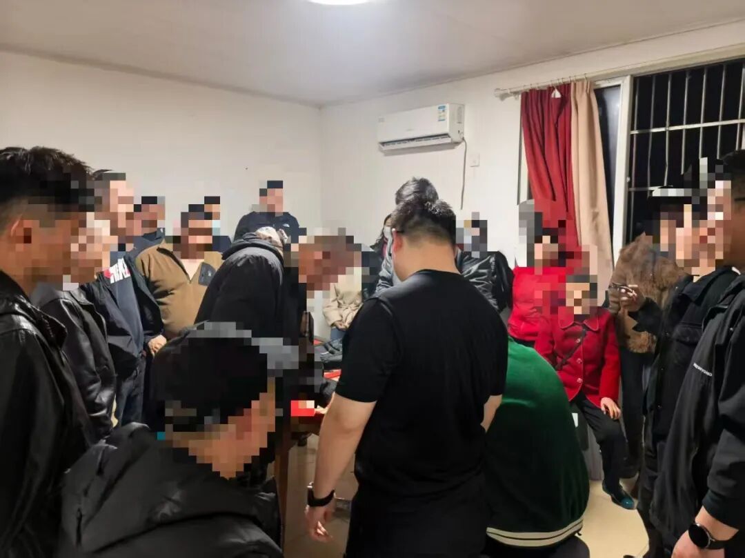 夜晚突袭,安徽警方现场抓获20人! 夜晚突袭,安徽警方现场抓获20人!