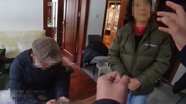 老人取现金20万“炒股”，民警紧急上门拦下