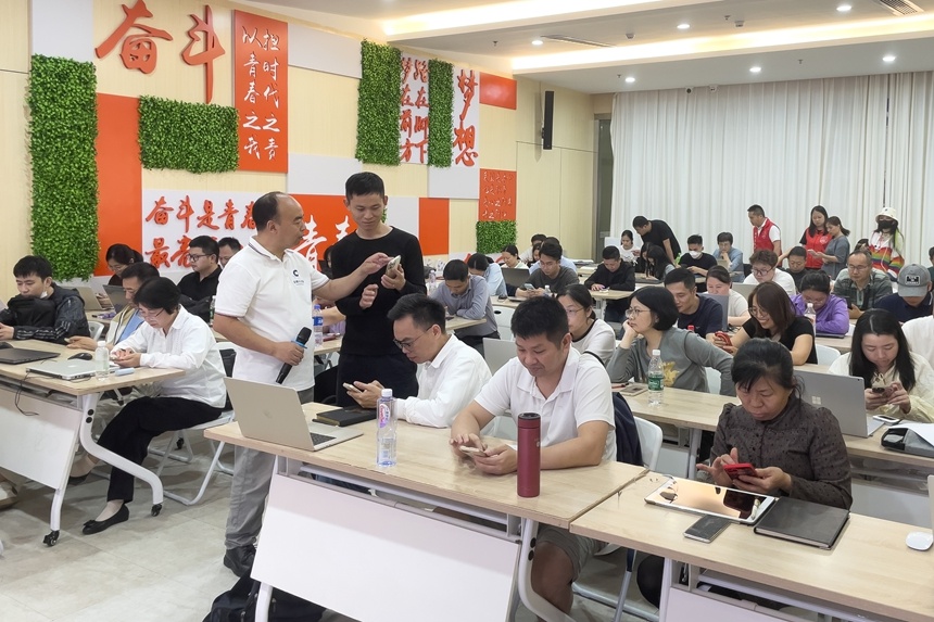 零门槛、免费学，深圳这所AI夜校开在群众家门口