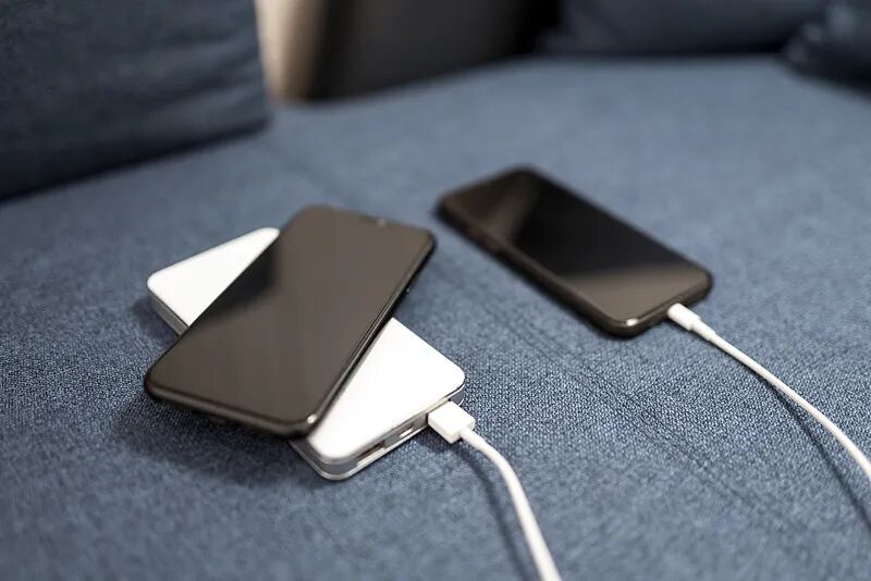 男孩一个动作，手指瞬间被“烧黑”！这些地方千万别乱碰️