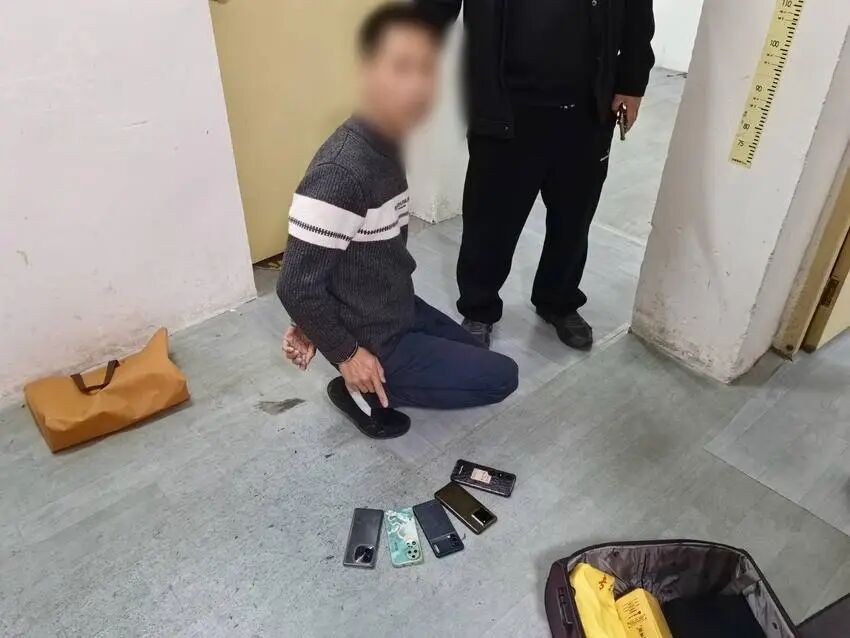 新洲警方14小时为务工人员追回5部被盗手机