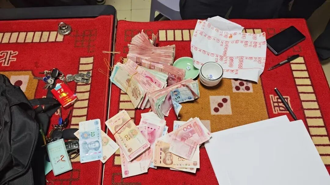 夜晚突袭,安徽警方现场抓获20人! 夜晚突袭,安徽警方现场抓获20人!