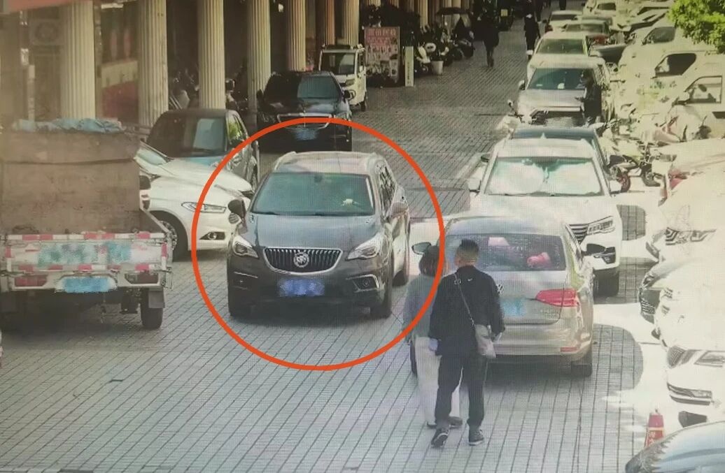 男子在昆明一银行门口尾随并盗走取款人车内40万元,撞警车拒捕潜入深山…… 男子在昆明一银行门口尾随并盗走取款人车内40万元,撞警车拒捕潜入深山……