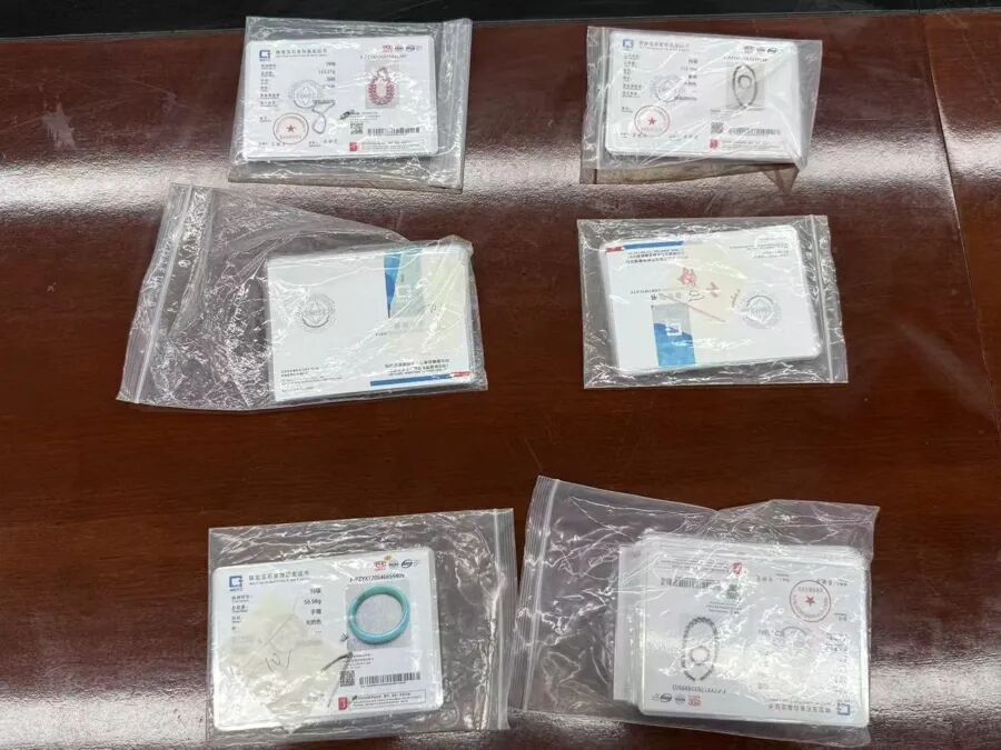 阿婆花88万买900多件“玉石”后，被踢出直播间，专业机构：绝大多数是仿品