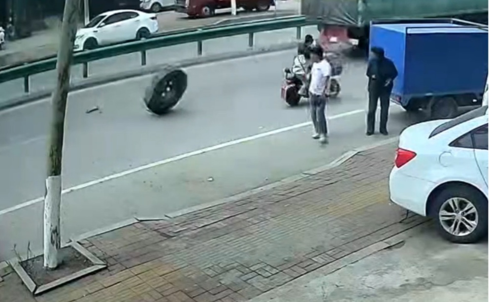 哐当一声！大货车行驶中轮胎脱落，后方电动车“正面迎上”
