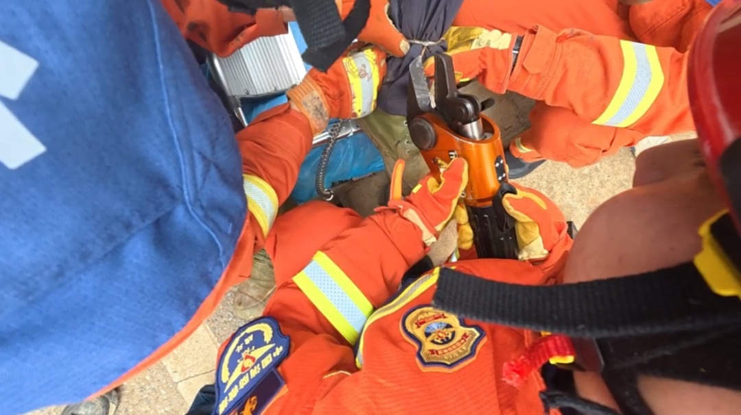 上山祭祖被迫带回一张“铁嘴”,他痛苦发问:“我还有救吗?” 上山祭祖被迫带回一张“铁嘴”,他痛苦发问:“我还有救吗?”