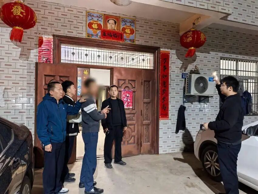 新洲警方14小时为务工人员追回5部被盗手机