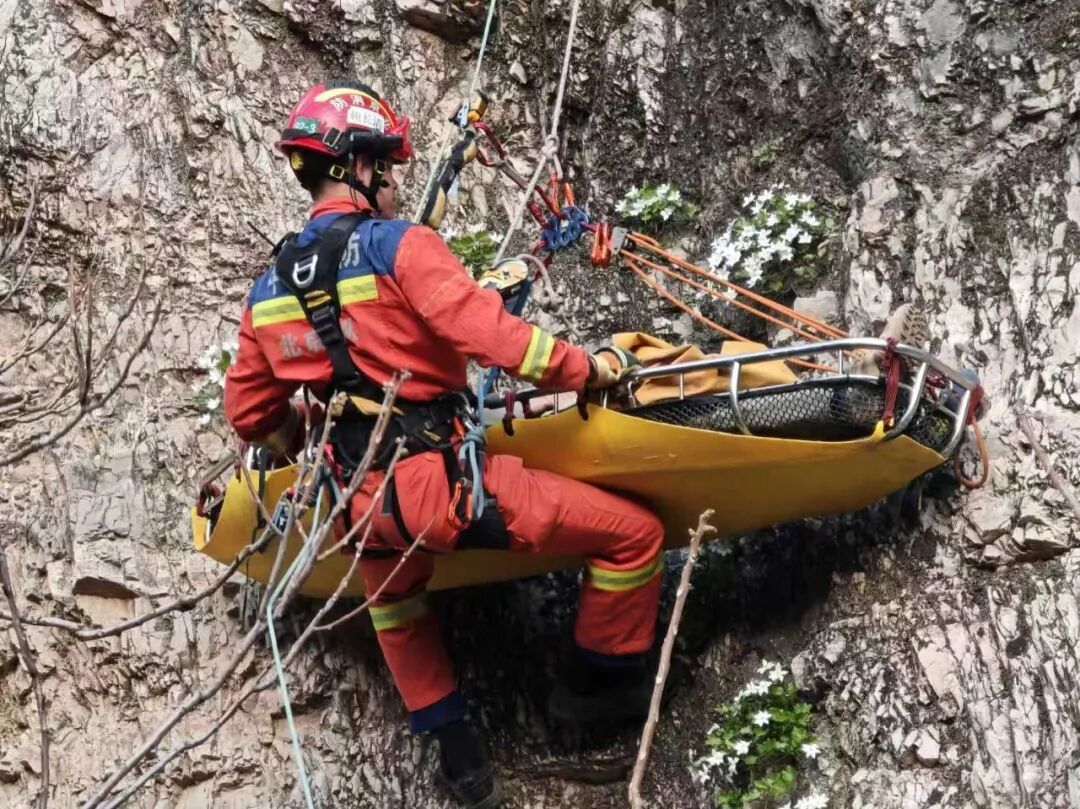 周末一男子爬野山失足坠崖50米,门头沟消防“呼喊疗法”与“死神”赛跑两小时成功营救 周末一男子爬野山失足坠崖50米,门头沟消防“呼喊疗法”与“死神”赛跑两小时成功营救