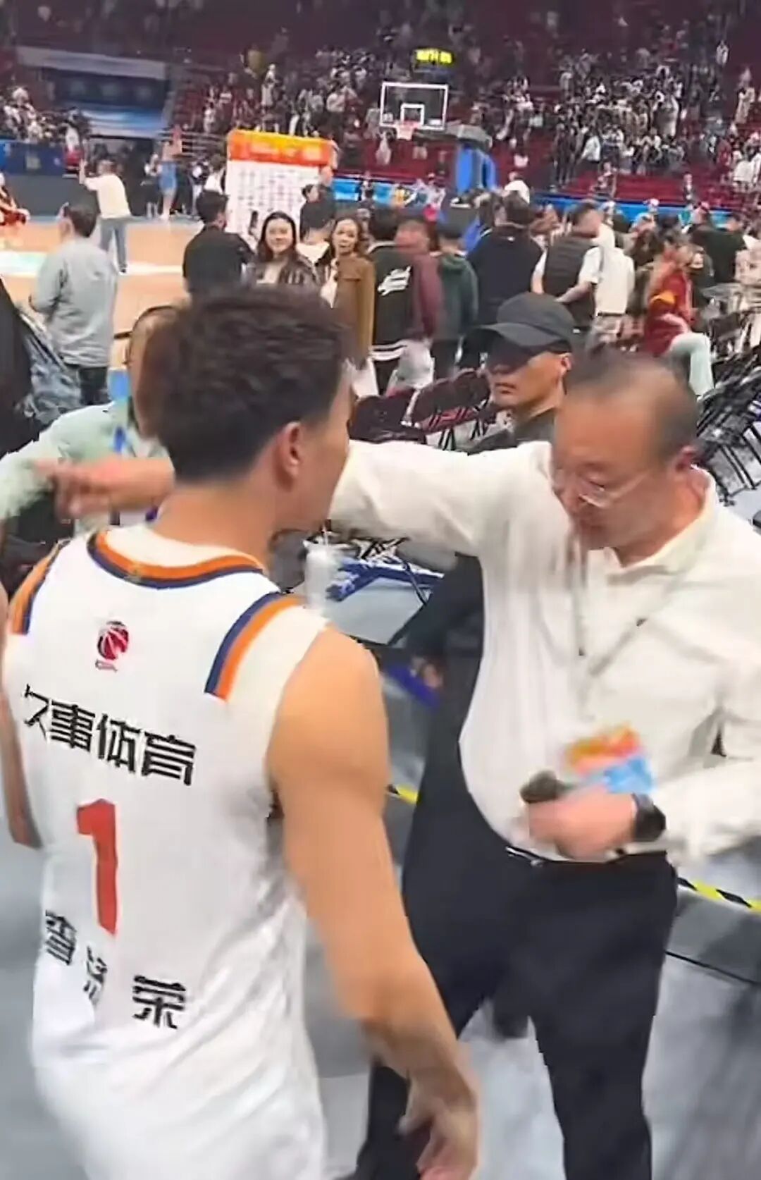 上海球员与球迷击掌遭安保阻拦推搡，北京首钢篮球俱乐部：非俱乐部人员，他是维持秩序