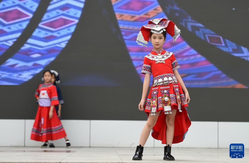 广西南宁:校园喜迎“三月三” 广西南宁:校园喜迎“三月三”