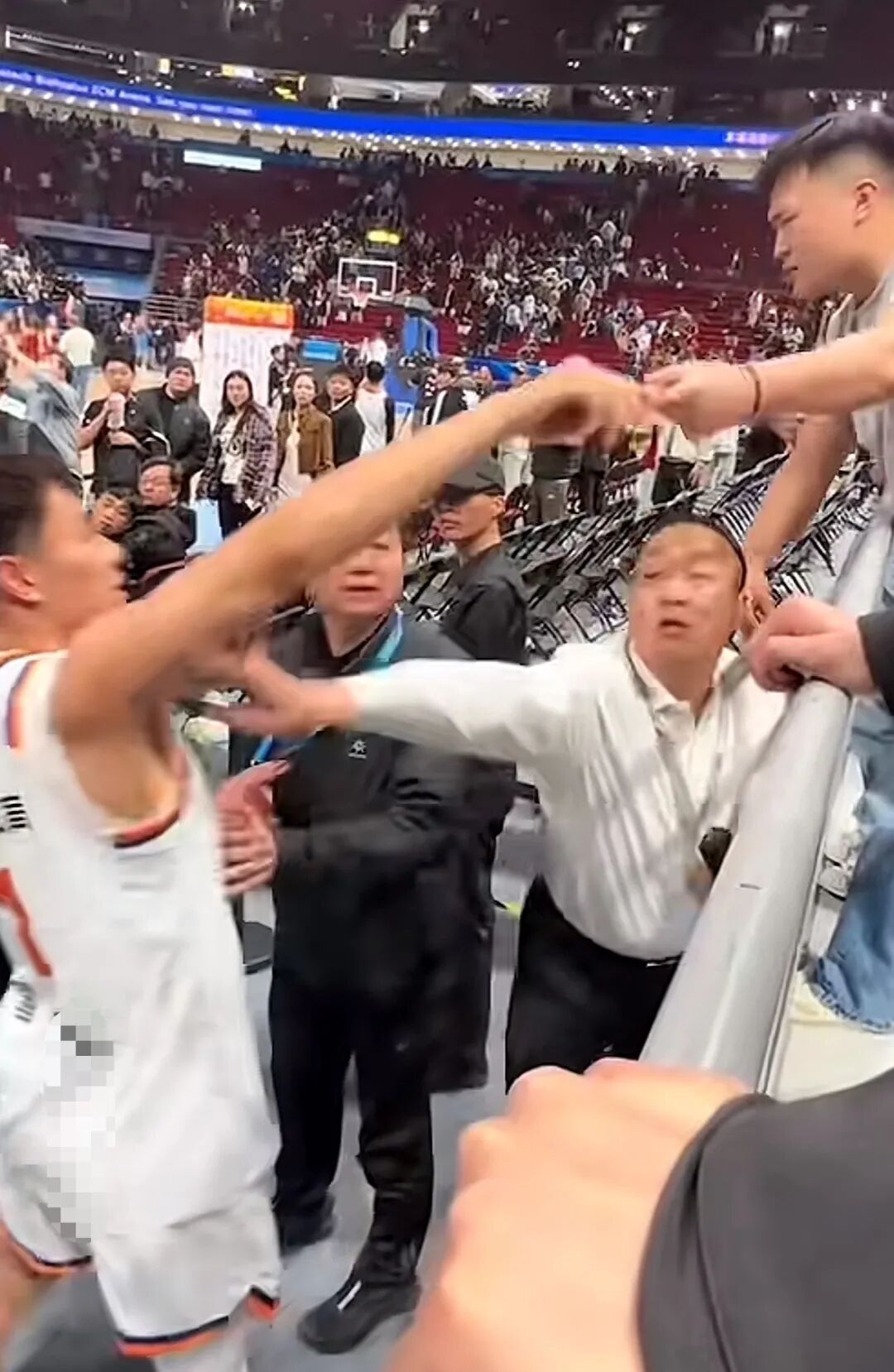上海球员与球迷击掌遭安保阻拦推搡，北京首钢篮球俱乐部：非俱乐部人员，他是维持秩序