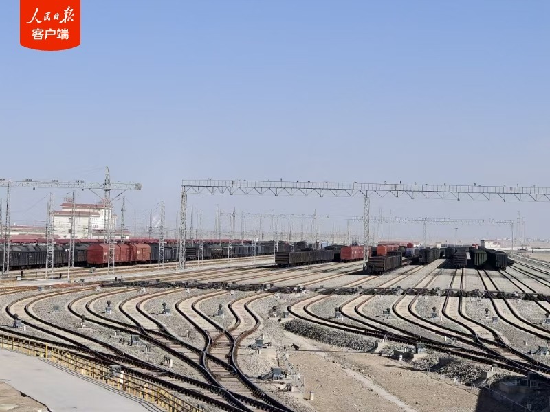 通车20年,青藏铁路运输进出藏货物破1亿吨 通车20年,青藏铁路运输进出藏货物破1亿吨