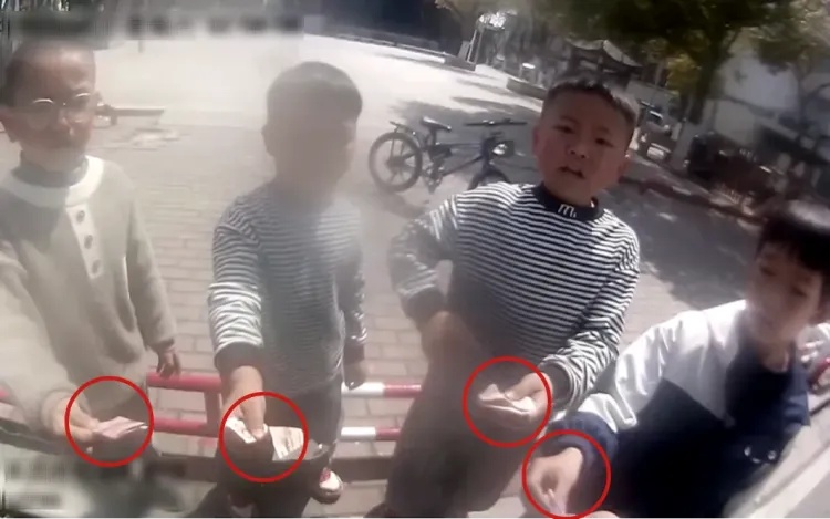 小学生用电话手表报警，民警还未下车就被“包围”了……