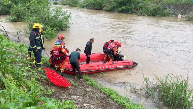 江西上饶：男子遇涨潮被困河中央 消防紧急救援