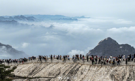 女子一天两爬华山收到暖心来电