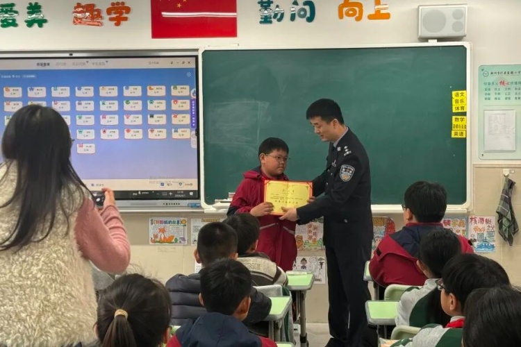 小学生用电话手表报警，民警还未下车就被“包围”了……