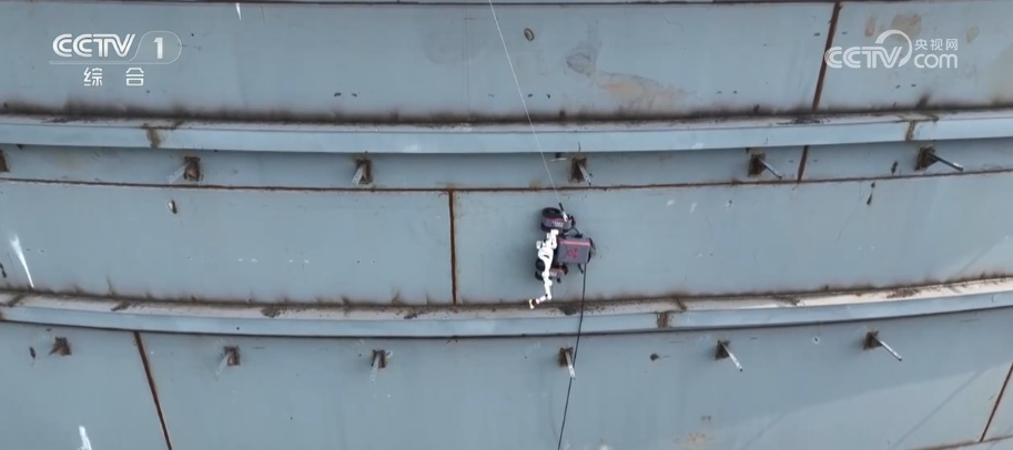 “飞檐走壁”“大力士平仓”……智能工业机器人在高危工作场景大显身手