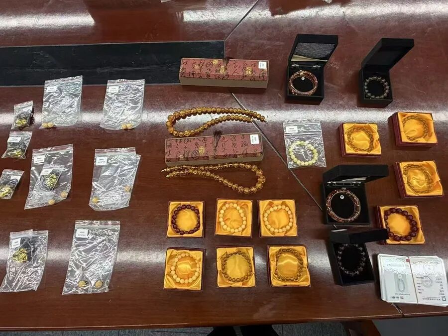 阿婆花88万买900多件“玉石”后，被踢出直播间，专业机构：绝大多数是仿品