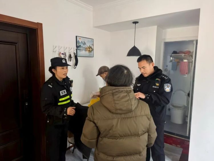老人取现金20万“炒股”，民警紧急上门拦下