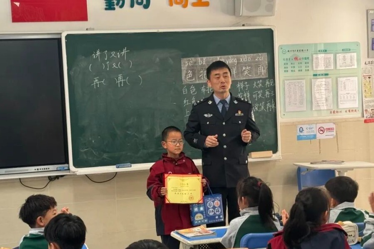 小学生用电话手表报警，民警还未下车就被“包围”了……