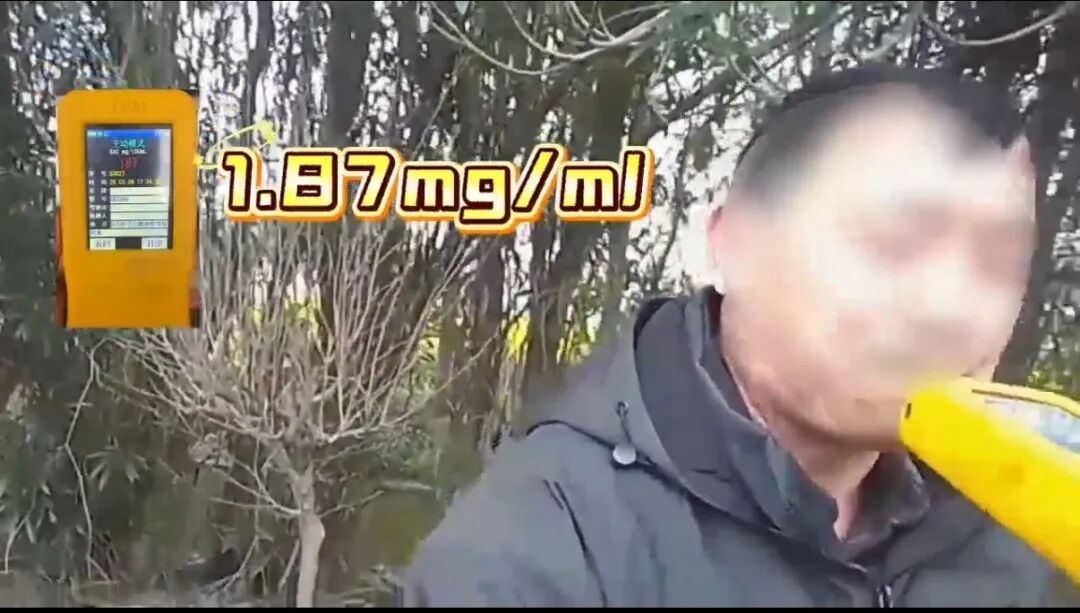 “不行!不可以!别动!” 上海民警紧急叫停,男子浑然不知身处险境…… “不行!不可以!别动!” 上海民警紧急叫停,男子浑然不知身处险境……