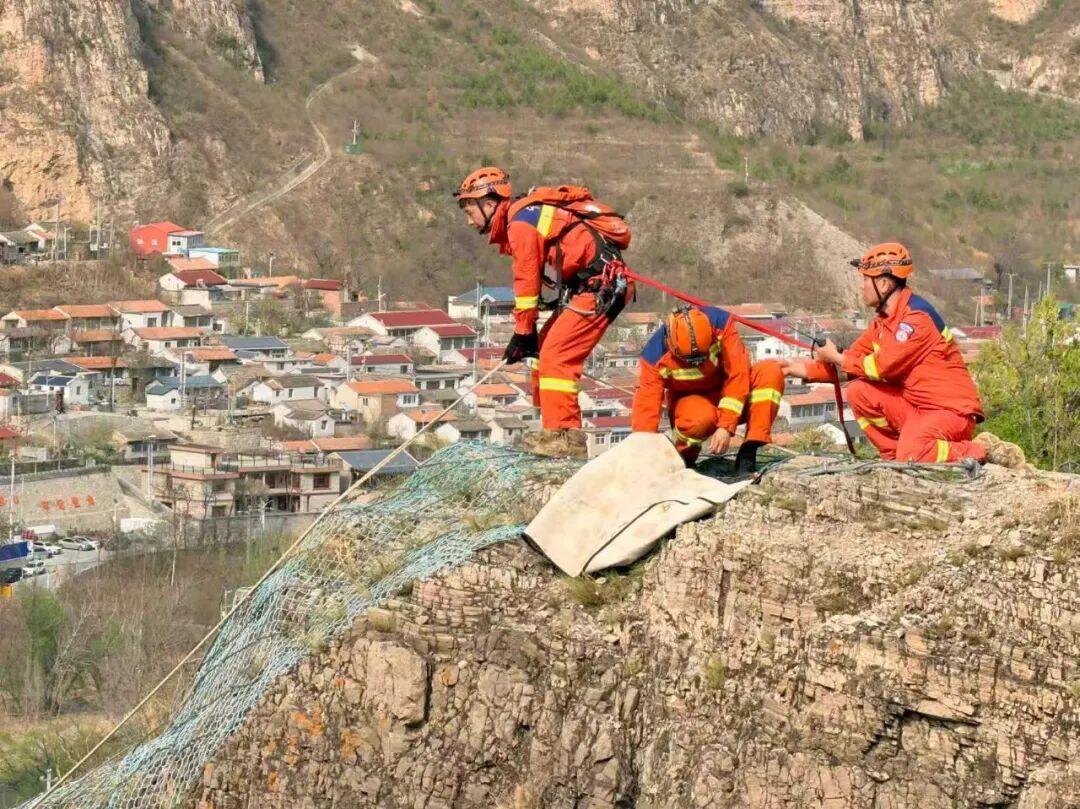 周末一男子爬野山失足坠崖50米,门头沟消防“呼喊疗法”与“死神”赛跑两小时成功营救 周末一男子爬野山失足坠崖50米,门头沟消防“呼喊疗法”与“死神”赛跑两小时成功营救