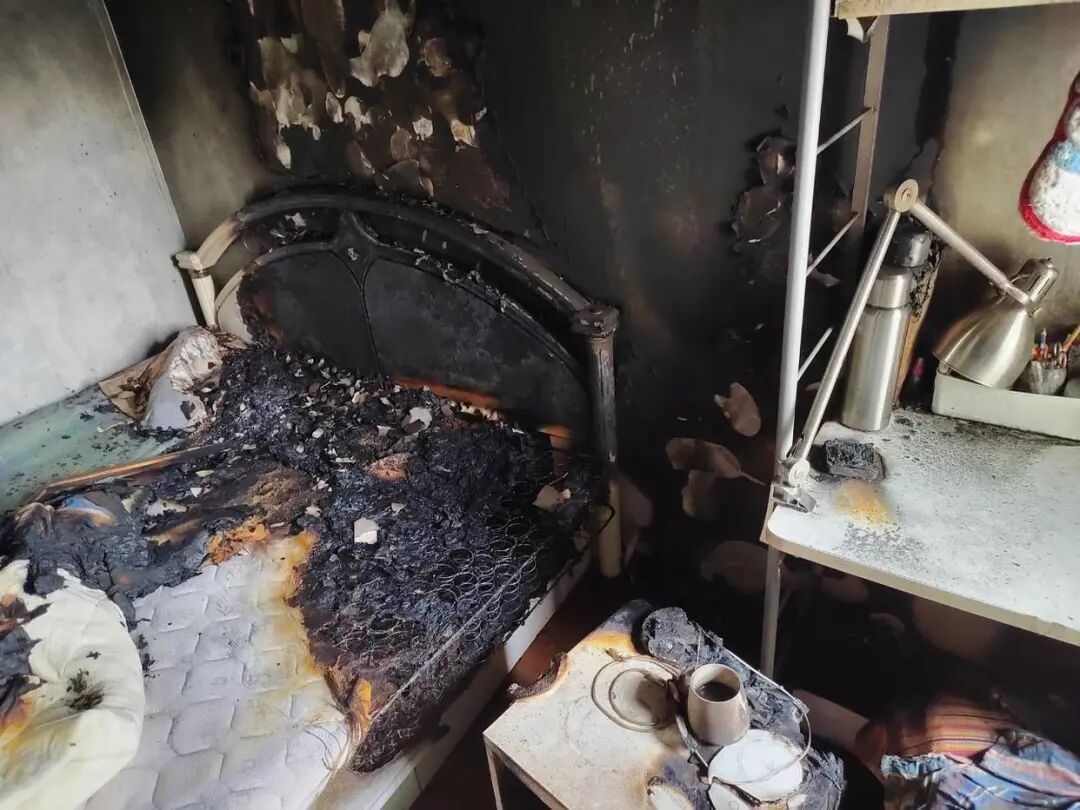 一男子休息时，床头的充电宝突然爆炸，重要提醒