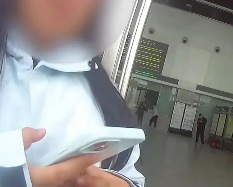 亲人离世，买错车票，女孩在高铁站急哭……就在此时，一个身影出现了