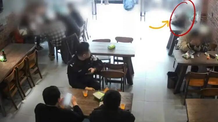 民警在餐馆吃饭，发现邻座女子侧脸十分眼熟，当场抓住！