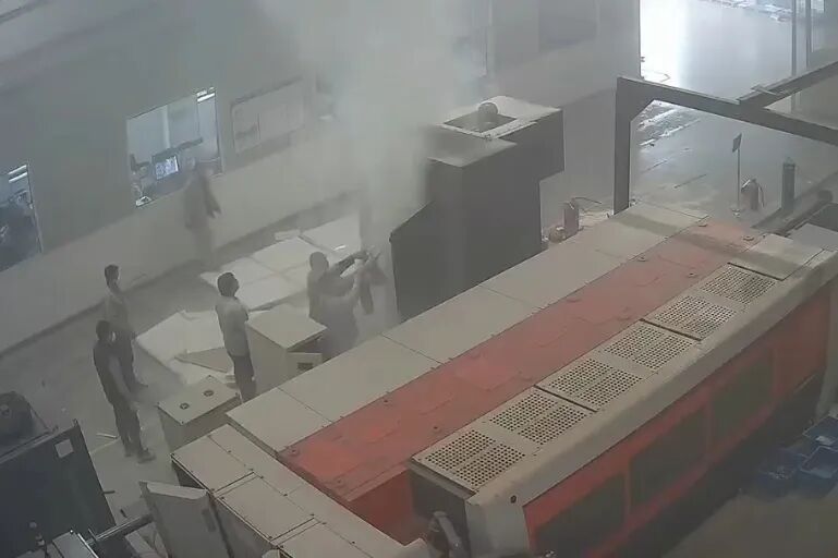 30秒浓烟“封锁”车间！员工18分钟用尽26具灭火器