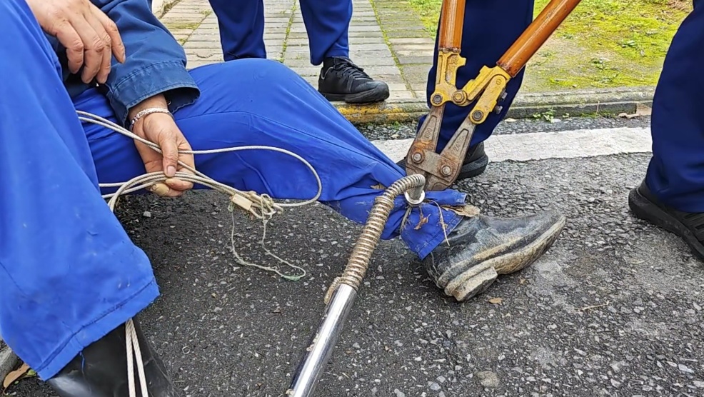 上山祭祖被迫带回一张“铁嘴”,他痛苦发问:“我还有救吗?” 上山祭祖被迫带回一张“铁嘴”,他痛苦发问:“我还有救吗?”