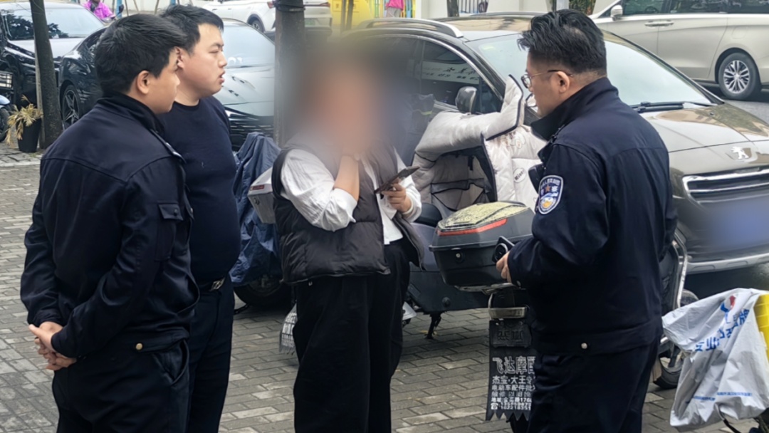 民警在餐馆吃饭，发现邻座女子侧脸十分眼熟，当场抓住！