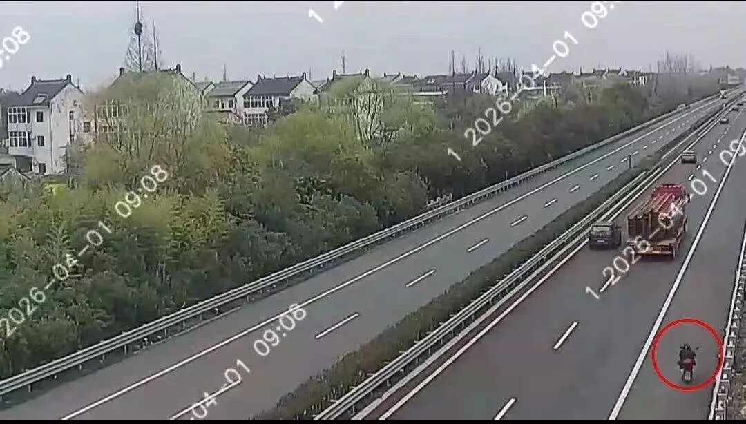 “不行!不可以!别动!” 上海民警紧急叫停,男子浑然不知身处险境…… “不行!不可以!别动!” 上海民警紧急叫停,男子浑然不知身处险境……