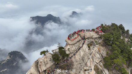 女子一天两爬华山收到暖心来电